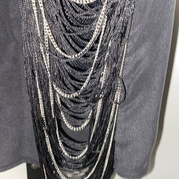 Zero sleeve blouse by Chelsea and Walker - Picture 7 of 8